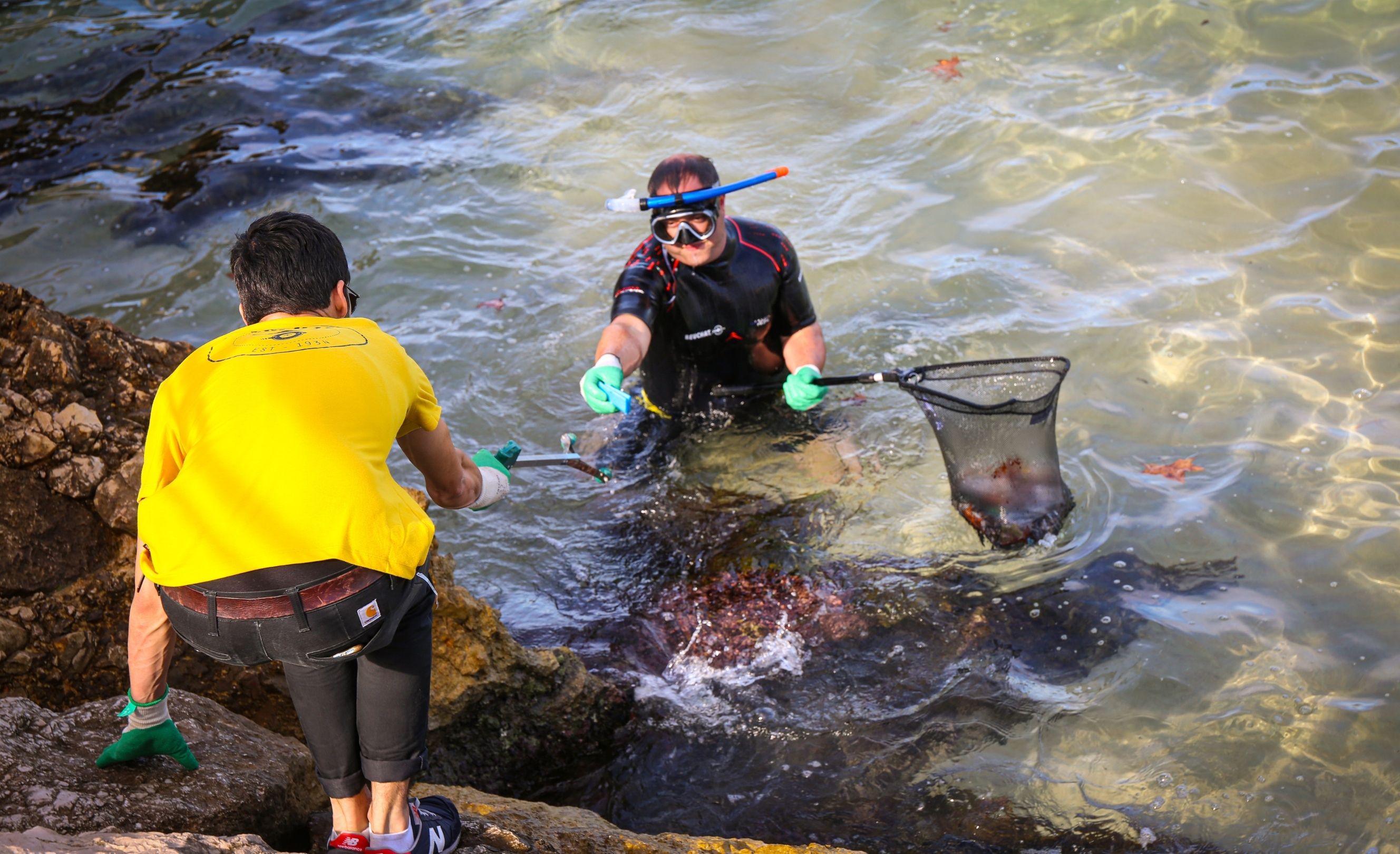 Ramassage des déchets en mer au Catalans par un plongeur Beuchat